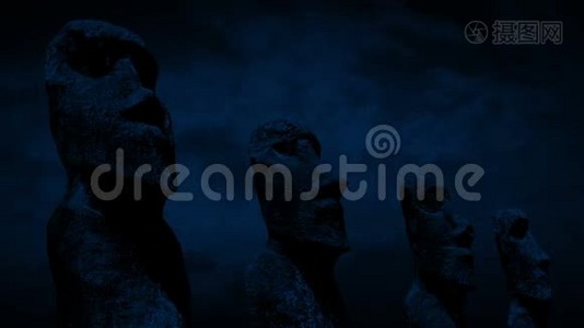 复活节岛头雕像在夜间视频