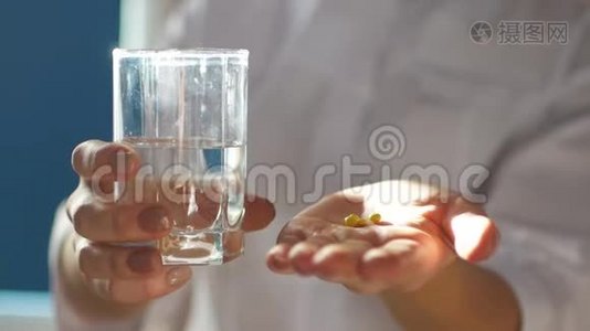 护士给水和药丸视频
