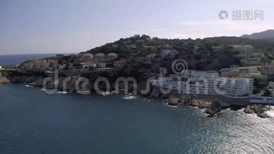 西班牙海岸地中海Sant Feliu de Guixols加泰罗尼亚夏季时间，Drone航班在4K视频