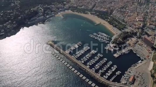 西班牙海岸地中海Sant Feliu de Guixols加泰罗尼亚夏季时间，Drone航班在4K视频