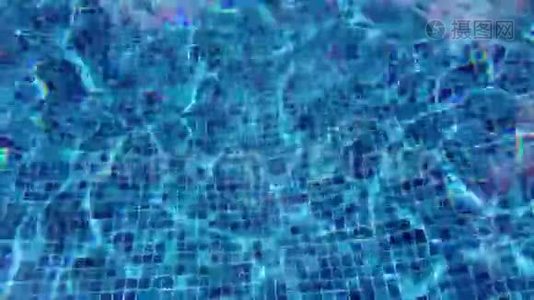 抽象的背景，扭曲泳池蓝色瓷砖衬里的涟漪视频