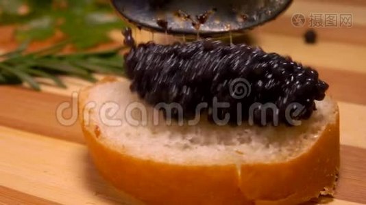 黑色鱼子酱落在一片白面包上视频