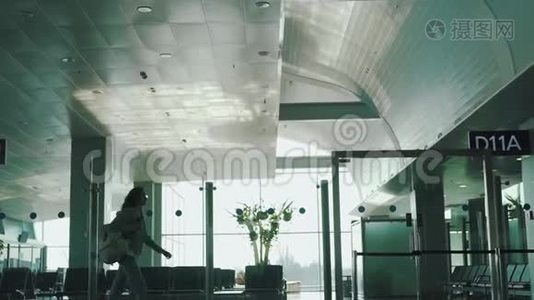 女孩走在机场候机室视频