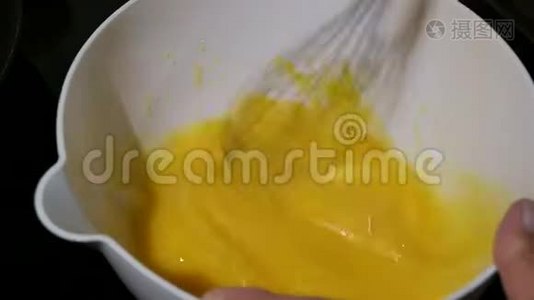 把鸡蛋、糖和面粉混合起来烤煎饼。视频