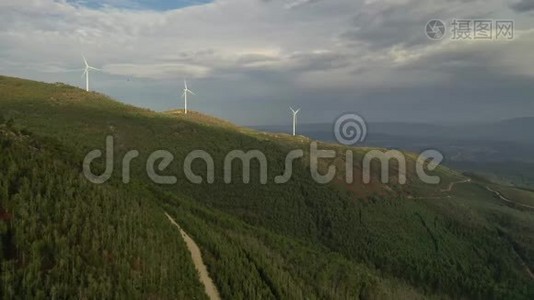 森林覆盖的山顶上的风力涡轮机视频
