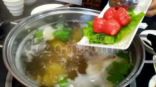 用猪肉丸子做一道真正的潮汕火锅视频