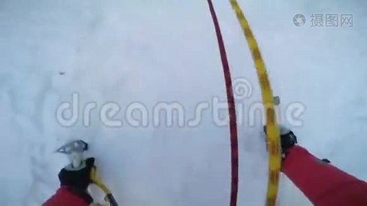 攀岩：登山者在雪地和岩石堆的混合路线上视频