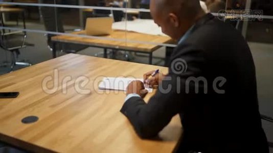 会议期间，非洲商人和他的高加索同事在办公室签署了就业文件视频
