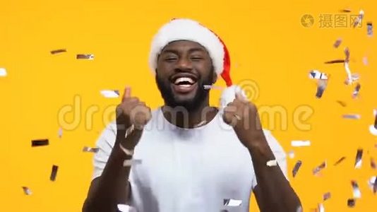 兴奋的非洲裔美国人戴着圣诞帽，表示“是”的手势，新年祝福视频