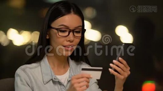 亚洲女性通过手机应用程序支付账单，轻松在线购物，银行业务视频