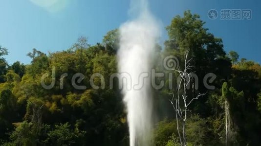 在泰国清迈的方温泉，火山温泉的移动镜头在天空中升起。视频