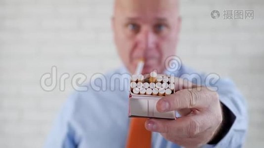 友好的商人在办公室工作暂停吸烟和提供香烟视频