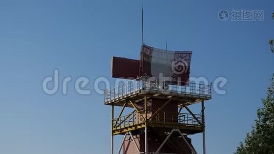 机场的防空，雷达控制塔的定位仪旋转。视频