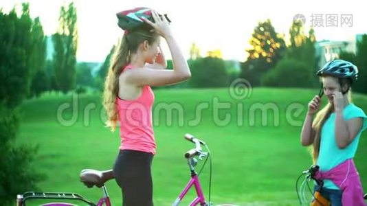 骑自行车的儿童戴着自行车头盔，骑脚踏车视频
