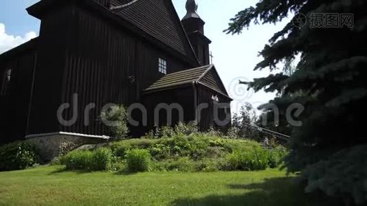 古老的木制教堂。 全景相机自下而上。 4K慢慢视频
