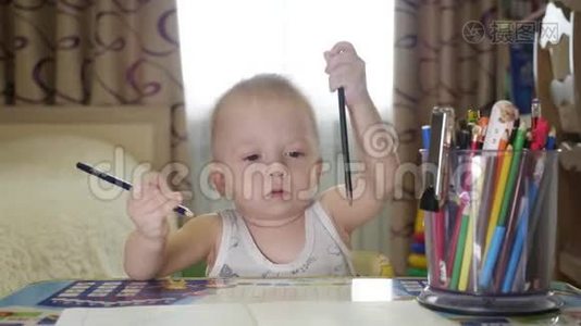 可爱的小男孩在家绘画，1岁幼儿小男孩用铅笔绘画，快乐的学龄前儿童。 创意游戏视频