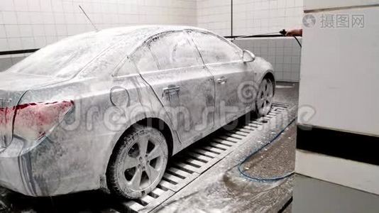 洗车场的车上全是泡沫。视频