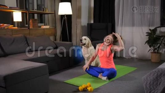 放松的女性与狗练习瑜伽莲花姿势视频