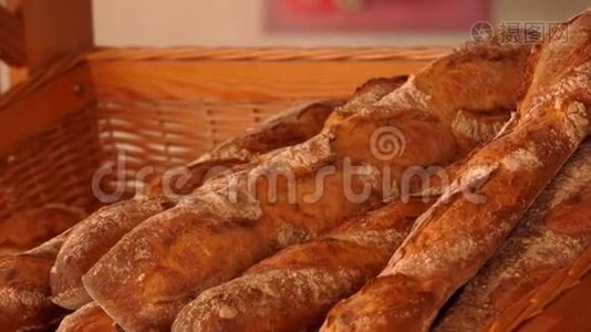 法式面包在商店的柜台上视频