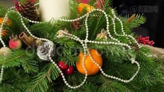 用珠子装饰圣诞蜡烛。 作文的最后润色.. 美丽明亮的圣诞作文视频