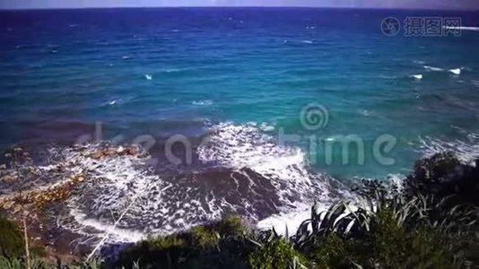 美丽的海岸景色。 海浪在岸上翻滚。 塞浦路斯。 慢动作。视频