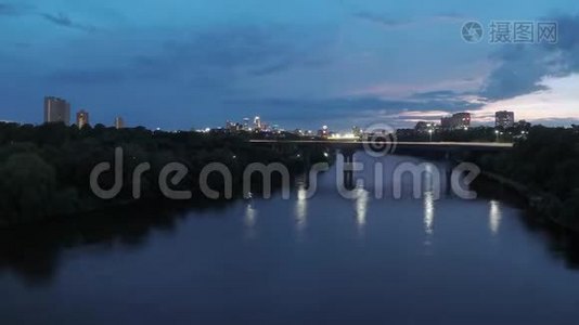 大特茅斯大桥的大角度4K超高清时差拍摄，该桥在密西西比河上有公路交通，反映t视频