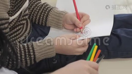 小男孩和妈妈画出团队合作幸福的家庭观念.. 小孩儿子和妈妈一个女人从事铅笔画视频