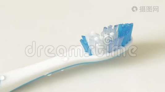 牙刷和牙膏视频