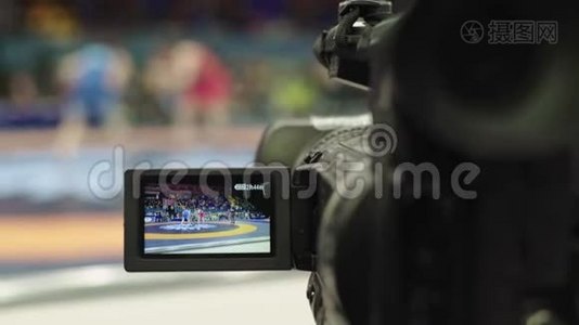 摔跤比赛中有摄像机的摄影师。 特写镜头。视频