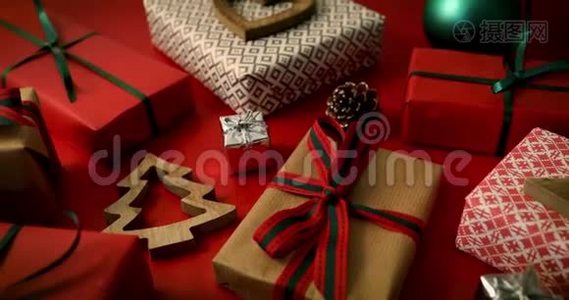 红色背景下包装的圣诞礼物和木杉树装饰视频