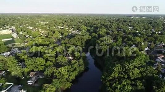 夏季美丽湖泊及周边地区的鸟瞰图视频