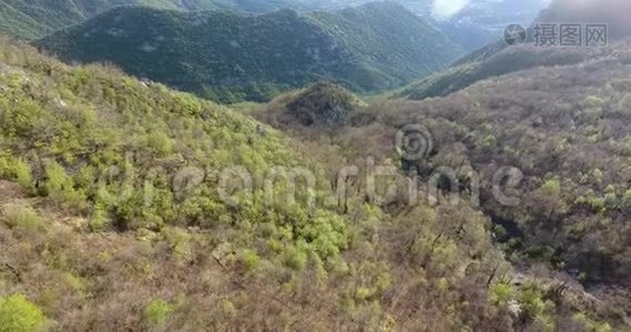 在云层中飞行。 透过云层俯瞰大地视频