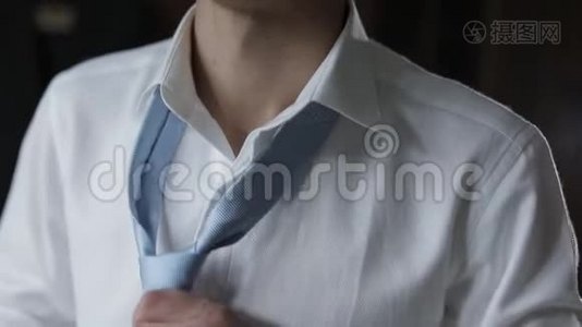 英俊的新郎系着他的蓝色领结。 结婚的早晨。 商人视频
