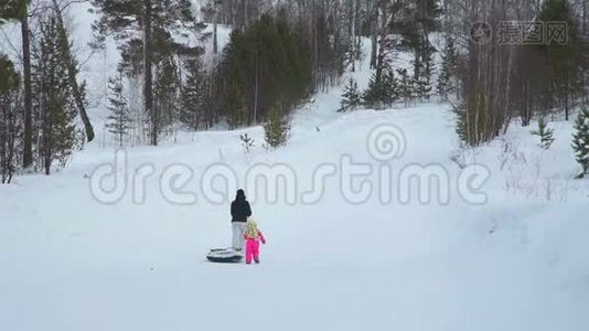 妈妈和女儿用雪管爬山视频