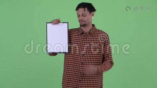 快乐的年轻英俊的非洲男人拿着写字板竖起大拇指视频