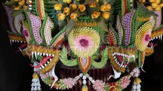 香蕉叶组成与花。 由鲜花和五颜六色的香蕉组成的美丽的泰国传统构图视频