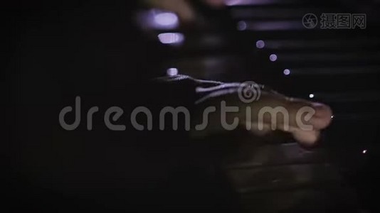 一个孩子弹钢琴视频