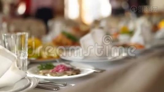 在公司圣诞生日的时候，在阳光下提供精美的宴会桌上，有不同的食物、小吃和开胃菜视频