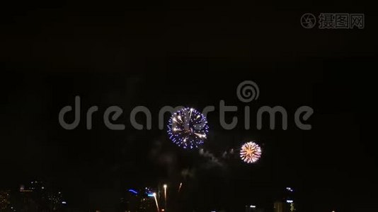 4国庆、新年晚会或生日期间，天空中展示的丰富多彩的烟花节的K镜头视频