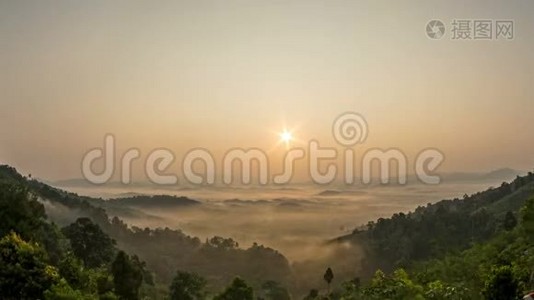 山谷中森林上空的雾强风吹过，雾逐渐消失。 早上9点太阳会升得更高视频