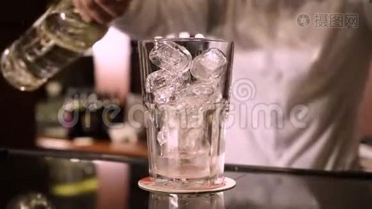 在装有冰块的玻璃杯中倒入酒精视频