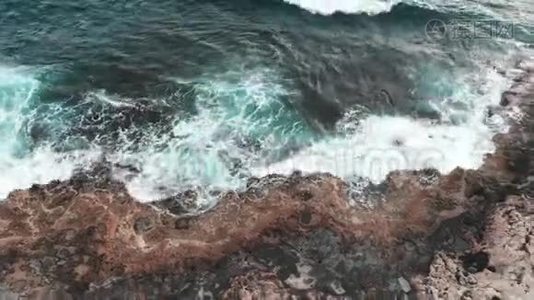 无人驾驶飞机在地中海冲刷的火山岛岩石海岸上飞行视频