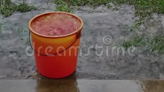 雨水从屋顶掉进红桶里视频