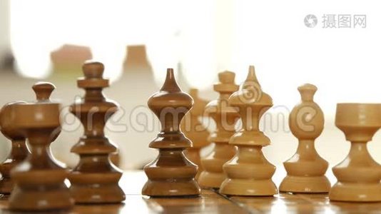 近景与人手移动战略在国际象棋桌上的一块视频