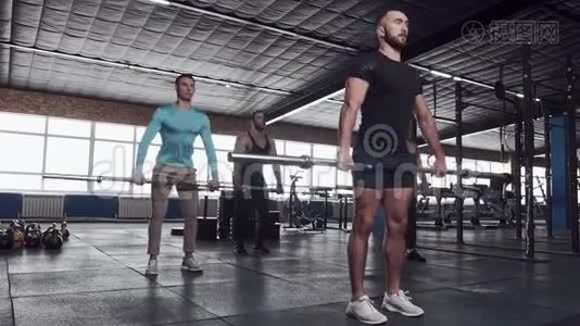 肌肉强壮的运动员训练野蛮运动视频