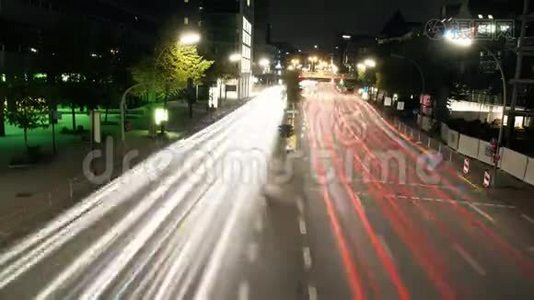夜间高速公路上光线轨迹的时间推移视频