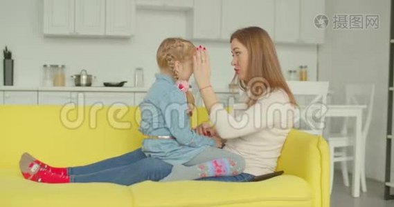 关心她的母亲在沙发上安慰她心烦意乱的女儿视频
