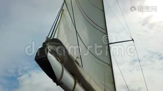 4K视频视图帆在意大利的一艘游艇上随风飘扬。 帆又大又白。 风一吹，风一吹视频