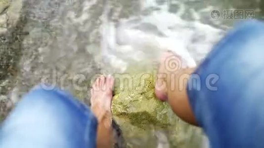 人`脚被海浪冲刷.. 那家伙光着脚站在石滩上视频
