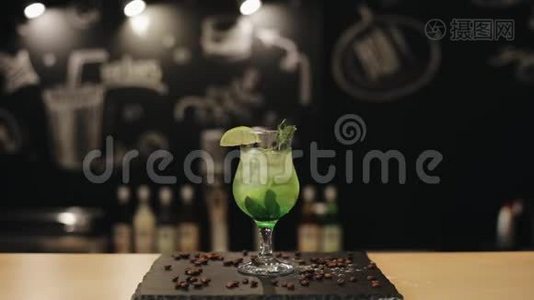 一杯被隔离在酒吧柜台上的处女莫吉托。 酒保把一根绿色的稻草放进饮料里视频